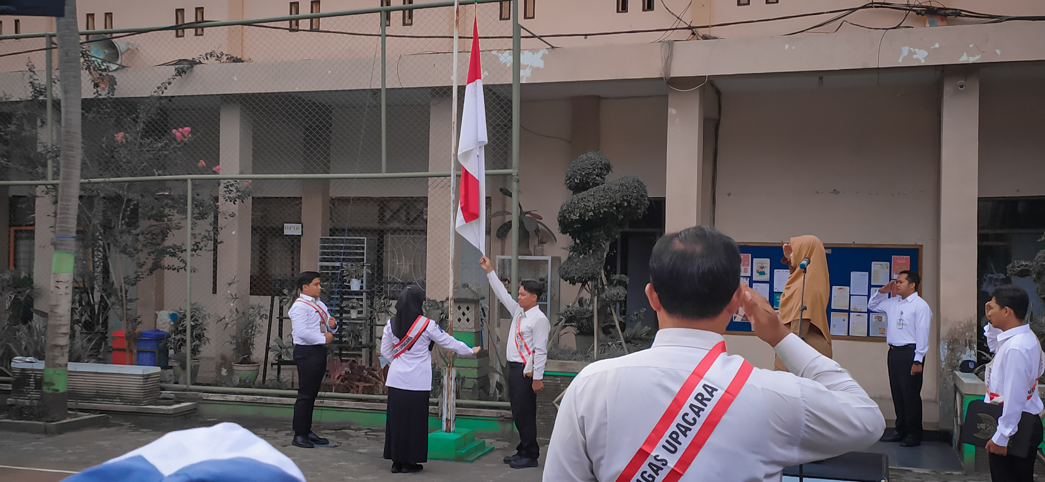 Upacara Hari Guru Nasional 2023 di SMKN Pasirian