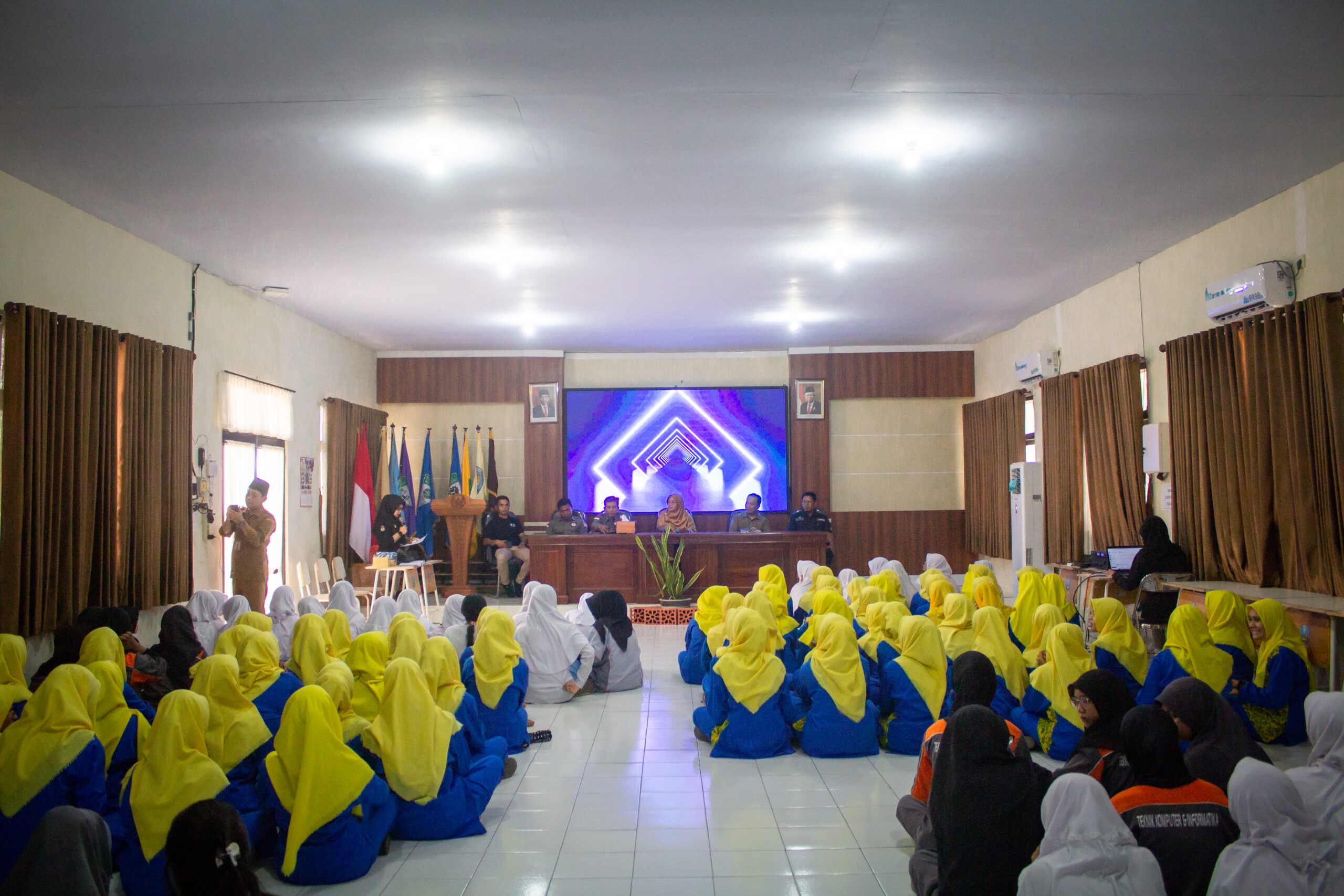 Mengukuhkan Masa Depan Demokrasi: Sosialisasi Pemilih Pemula di SMKN Pasirian